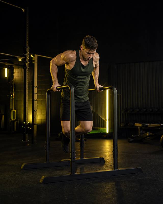 Fondos en gimnasio