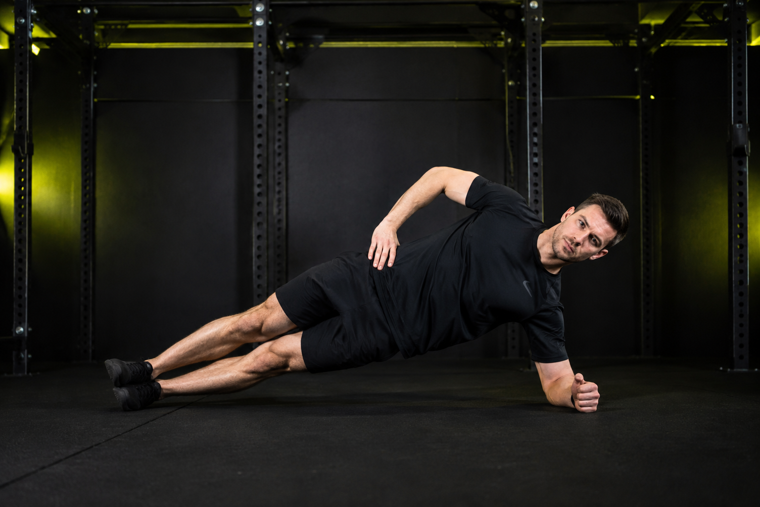 Plancha lateral en gimnasio