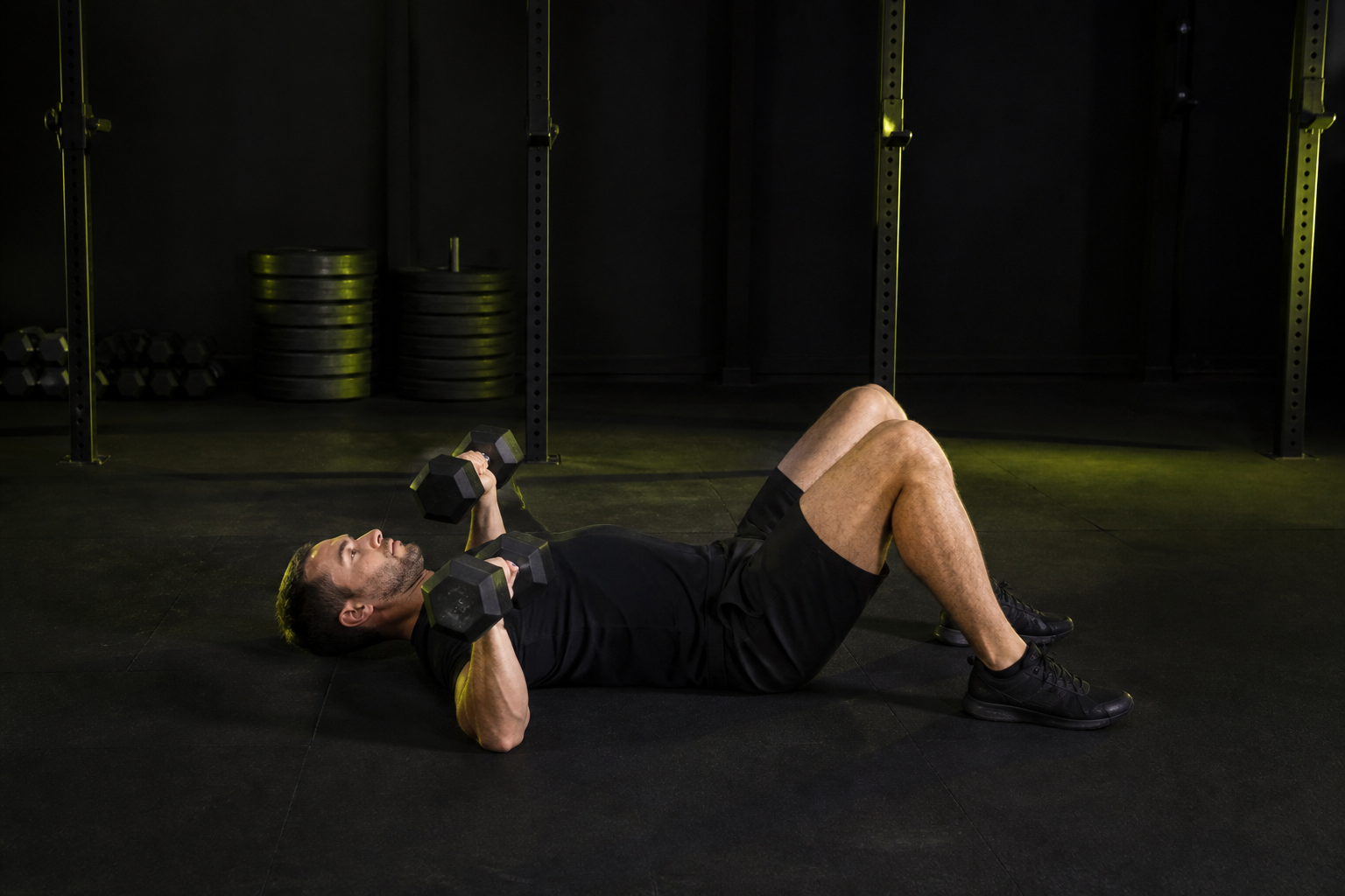 Press de suelo con mancuernas en gimnasio